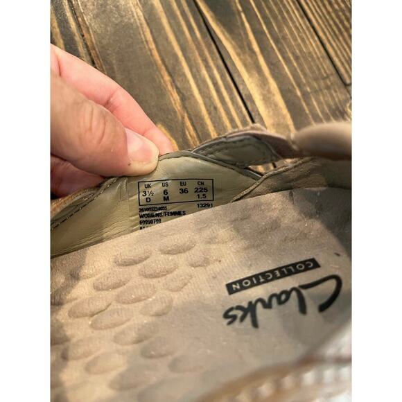 Clarks Haley Stork Slip On Shoes Women 6 Neutral Hobbit Comfort Walking Stretch - Picture 2 of 7